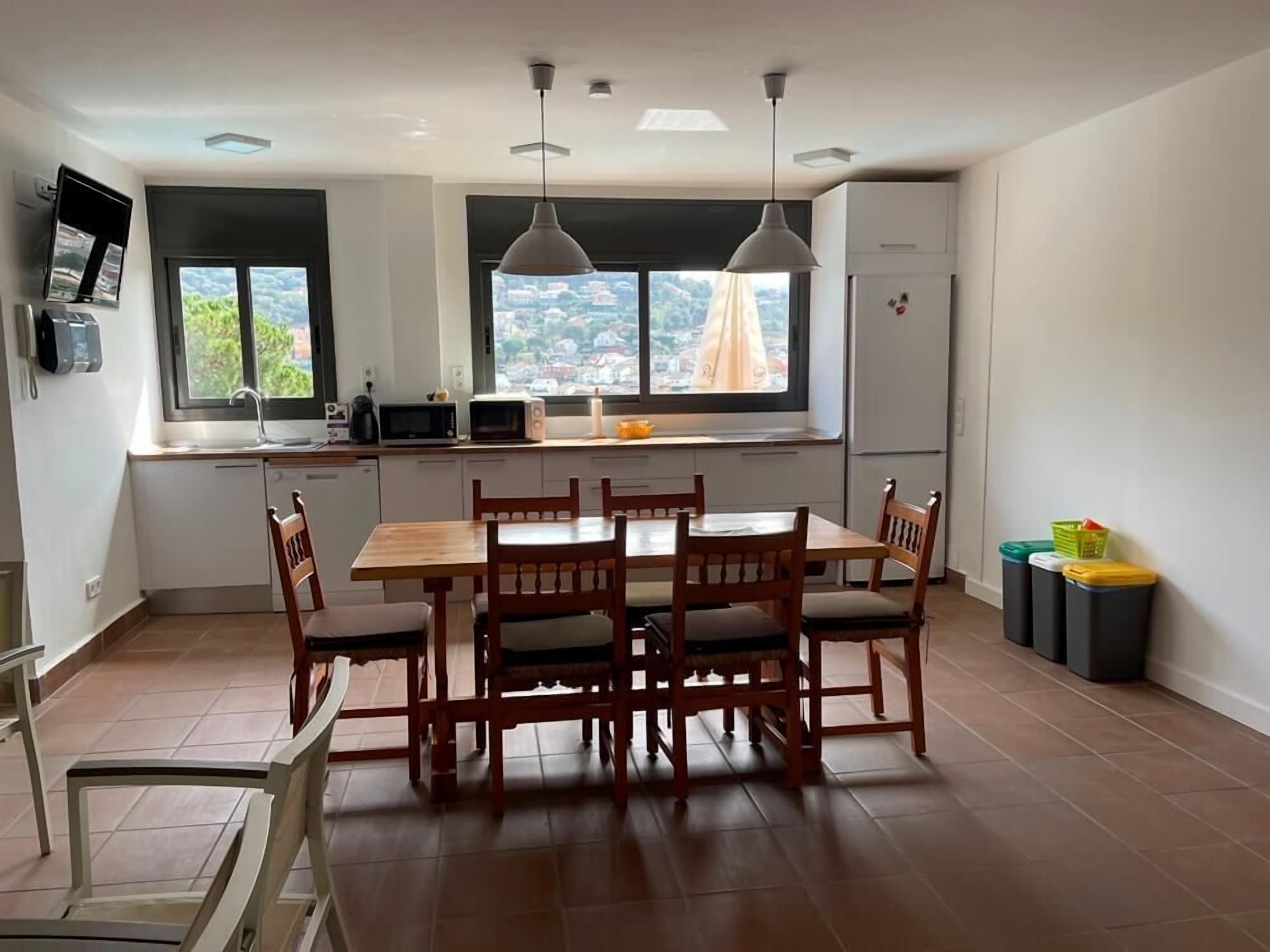 Standard Room, 1 Single Bed, Pool View | Shared kitchen