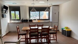 Habitación est ándar, 1 cama individual, vista a la alberca | Cocina compartida