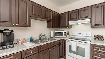 Een koelkast, een microgolfoven, een oven, een kookplaat