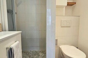 Asciugacapelli, asciugamani, sapone, shampoo