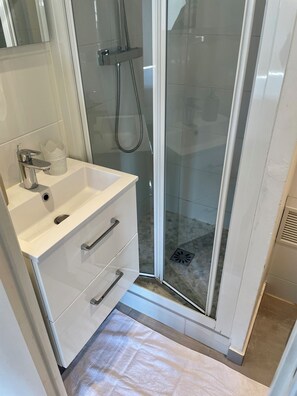 Secador de cabelo, toalhas de banho, sabonete, shampoo