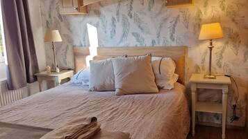 2 bedrooms, iron/ironing board, free WiFi, bed sheets