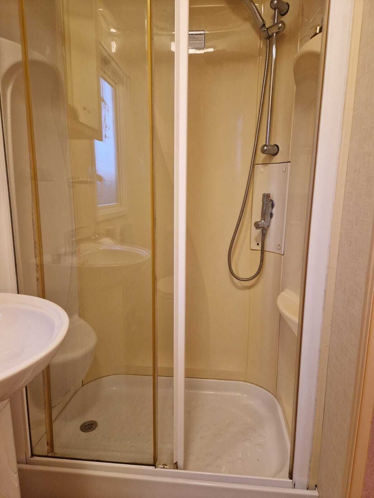 Dutxa, assecador de cabells, tovalloles i sabó 