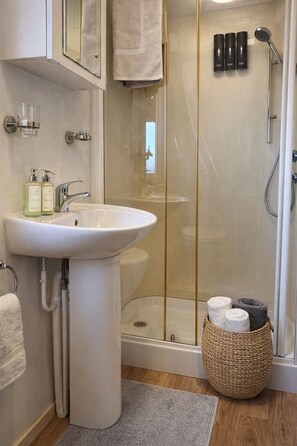 Shower, hair dryer, towels, soap - Mid Devon! Exeter / Dartmoor / Exmoor and all the adventures you can imagine. (Lapford)