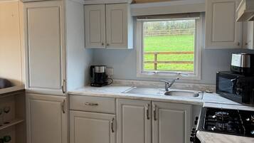 Een koelkast, een magnetron, een oven, een kookplaat