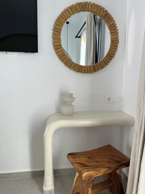 Herbergi með tvíbreiðu rúmi - 1 meðalstórt tvíbreitt rúm - reyklaust - sjávarsýn að hluta | Rúmföt af bestu gerð, dúnsængur, rúm með memory foam dýnum, míníbar