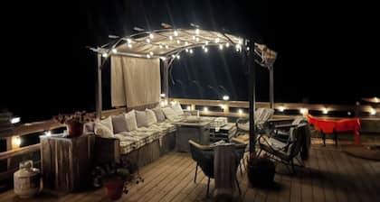 Spacious 6-bedroom farmhouse in at gorgeous Lake Mac with AC, WiFi