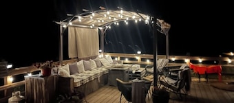 Spacious 6-bedroom farmhouse in at gorgeous Lake Mac with AC, WiFi