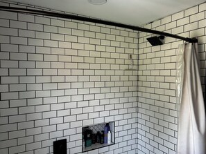 Dusch, hårtork, handdukar och tvål
