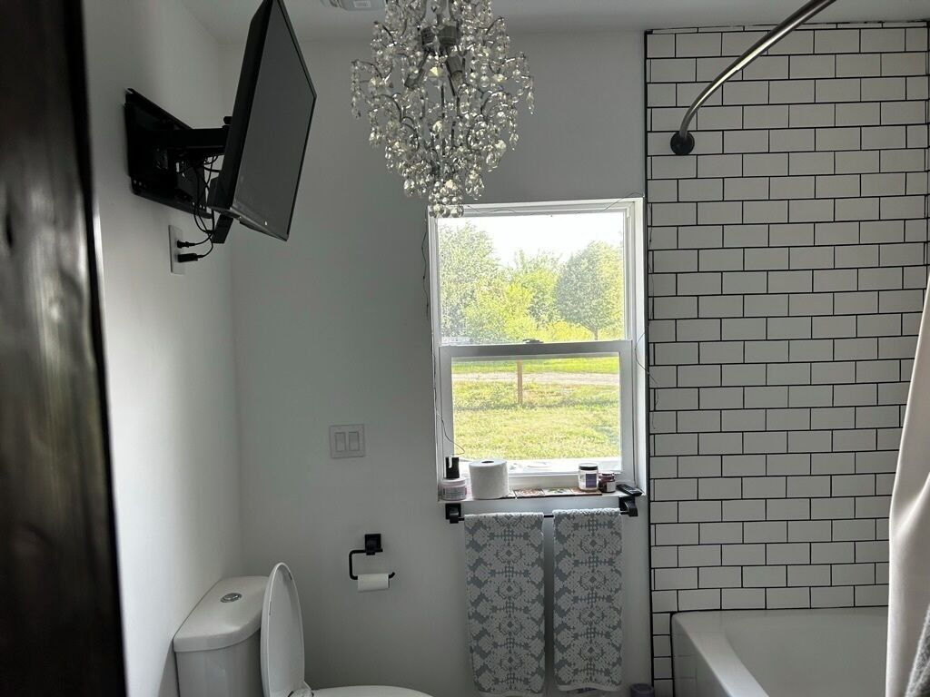 Dusj, hårføner, håndklær og såpe