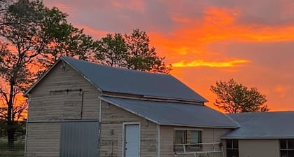 Spacious 6-bedroom farmhouse in at gorgeous Lake Mac with AC, WiFi