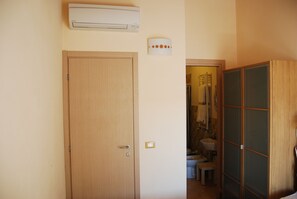 Shower, hair dryer, bidet, towels - Burlamacco Gold modern rooms in the center of Viareggio 350 meters from the Sea (Viareggio)
