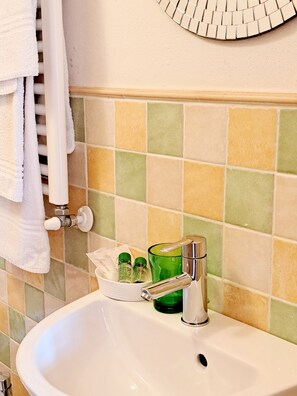 Dusche, Haartrockner, Bidet, Handtücher