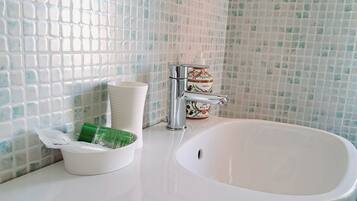 Dusche, Haartrockner, Bidet, Handtücher