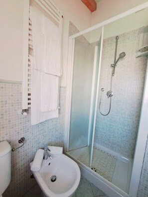 Shower, hair dryer, bidet, towels - Burlamacco Gold modern rooms in the center of Viareggio 350 meters from the Sea (Viareggio)