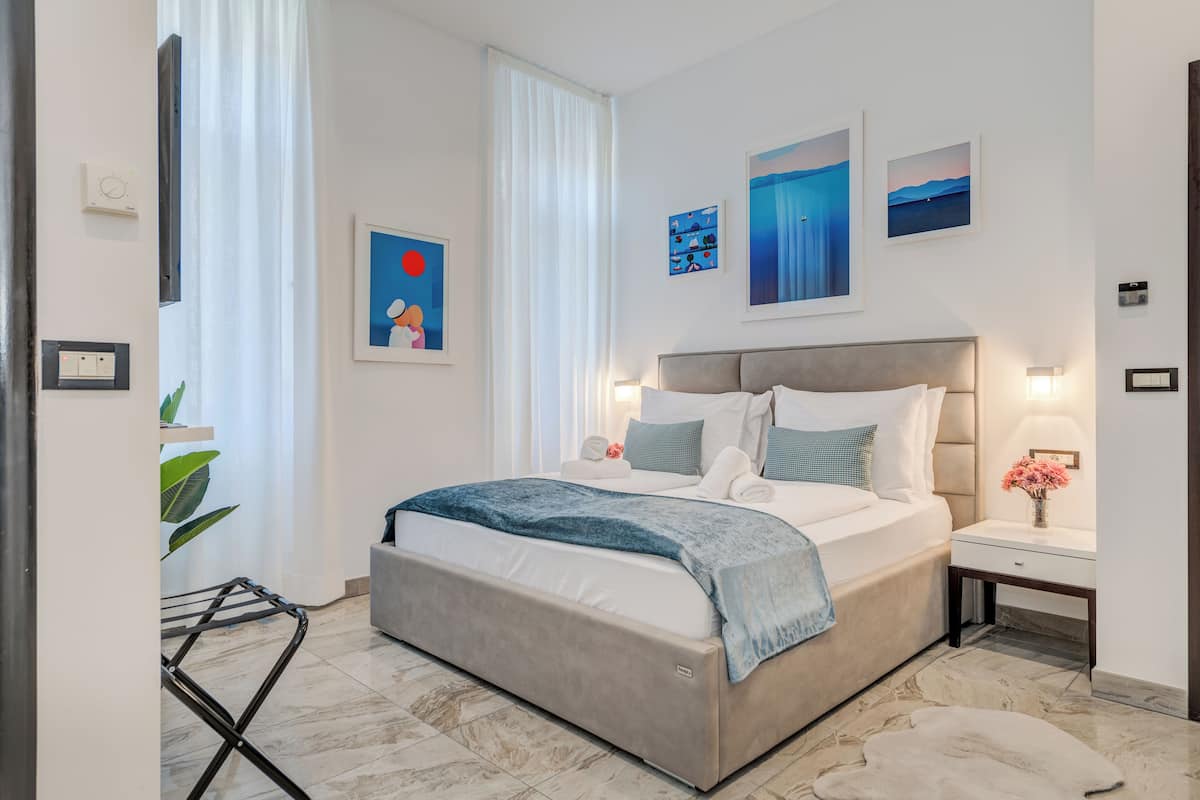 Comfort Room | In-room safe, desk, laptop workspace, soundproofing
