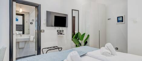 Standard Double or Twin Room | Peti besi dalam bilik, meja, ruang kerja komputer riba, kalis bunyi