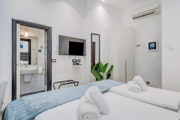 Standard Double or Twin Room | In-room safe, desk, laptop workspace, soundproofing