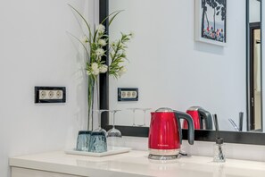 خزنة داخل الغرفة ومكتب ومساحة عمل للكمبيوتر المحمول وتجهيزات عازلة للصوت