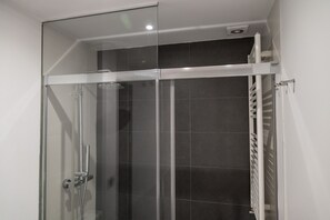 Een douche, handdoeken
