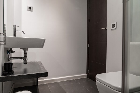 Een douche, handdoeken