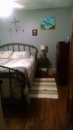 2 bedrooms, desk, iron/ironing board, travel crib