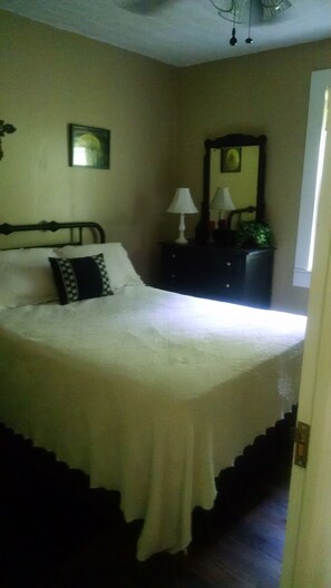 2 bedrooms, desk, iron/ironing board, travel crib