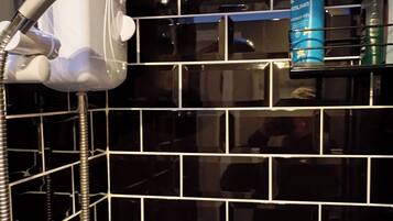 Cottage | Bathroom | Shower, hair dryer, towels