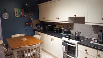 Cottage | Cuisine privée | Réfrigérateur, micro-ondes, four, bouilloire électrique