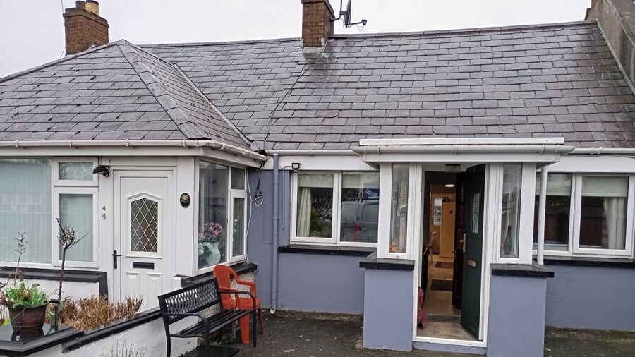 Cosy Cottage- Sleeps 4, Free Parking & Golf Nearby