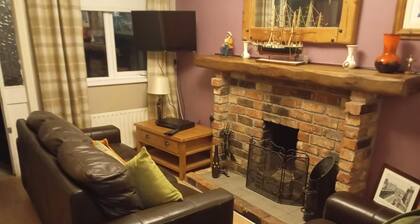 Cosy Cottage- Sleeps 4, Free Parking & Golf Nearby