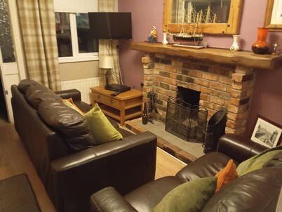 Cosy Cottage- Sleeps 4, Free Parking & Golf Nearby