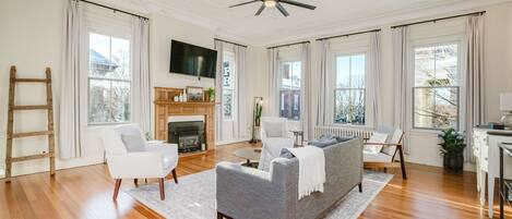 Smart TV, fireplace, books, stereo