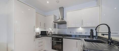 Réfrigérateur, four, plaque de cuisson, grille-pain