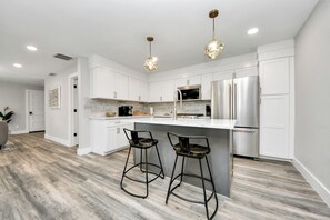 Private kitchen - Houston/Oak's Haven/77018/Corporate Stays 30+ Days (Houston)