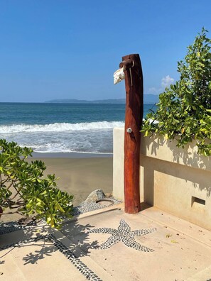 En la playa, camastros y toallas de playa 