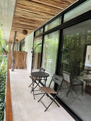 Outdoor dining - Charming 2-bedroom apartment in Tulum with WiFi, fitness room, AC (Tulum)