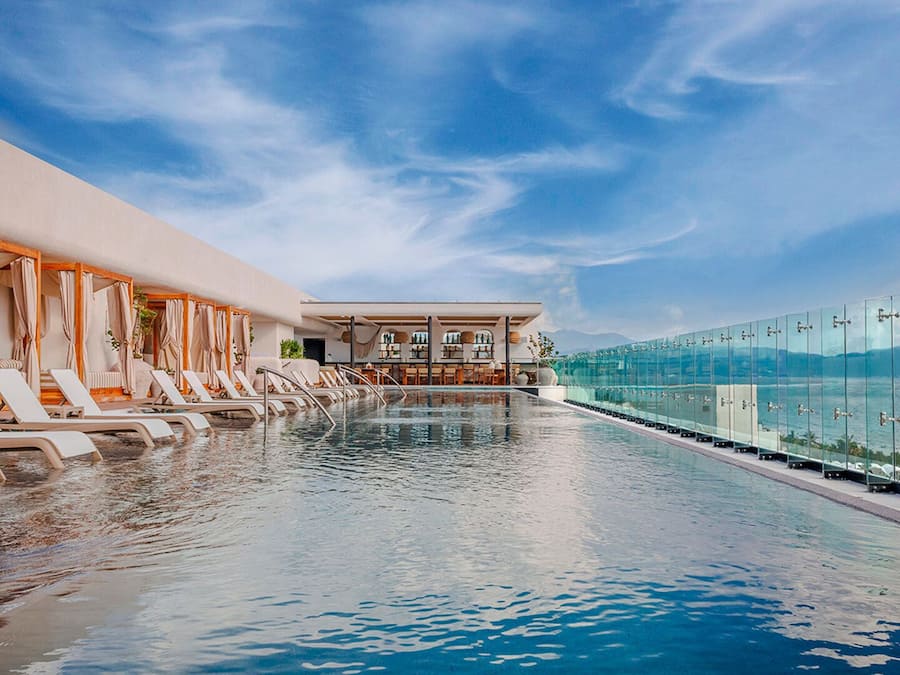 3 piscines extérieures, parasols