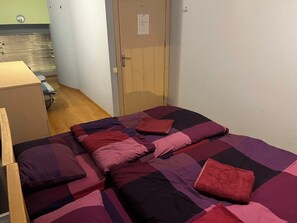 9 bedrooms, iron/ironing board, WiFi, bed sheets - Budget twin room with shared bathroom in Galaxy Hostel (T'bilisi)
