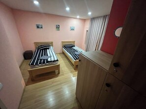 9 bedrooms, iron/ironing board, WiFi, bed sheets - Budget twin room with shared bathroom in Galaxy Hostel (T'bilisi)