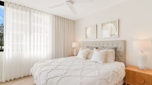 2 bedrooms, Internet, bed sheets - Sol 803 - Coolangatta Kirra Luxury - Linen Provided - Min. 3 Nights (Coolangatta)