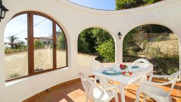 House, 3 Bedrooms, Terrace | Tempat makan luar