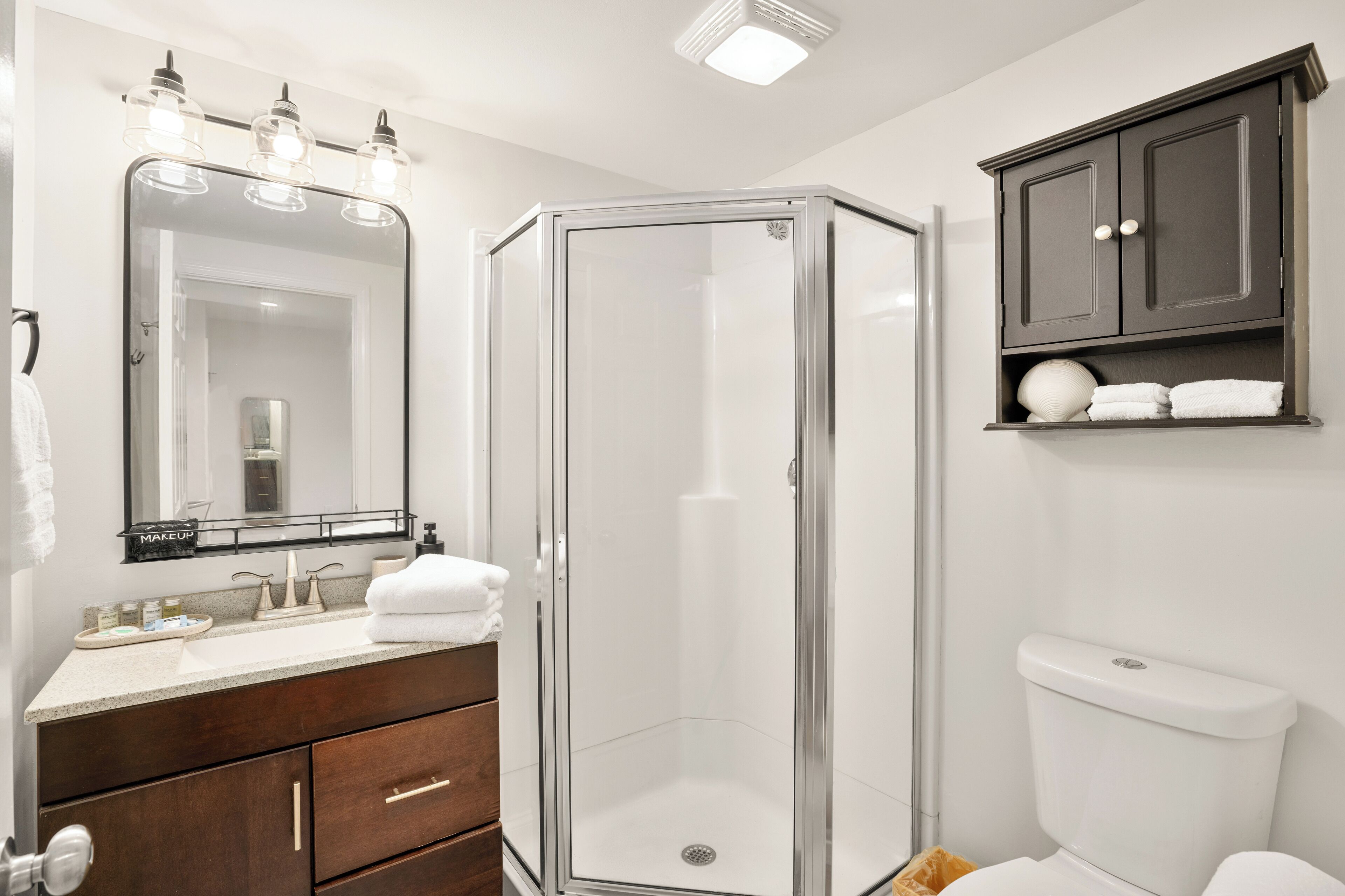 Chuveiro, secador de cabelo, toalhas de banho, sabonete