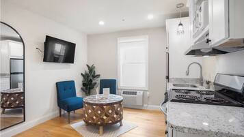 Studio Suite tiện nghi đơn giản | Khu phòng khách