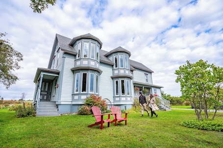 外観. Romantic Victorian guest room for two close to the ocean and hiking trails