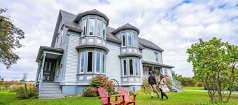 Romantic Victorian guest room for two close to the ocean and hiking trails