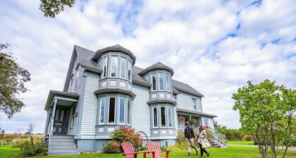 Romantic Victorian guest room for two close to the ocean and hiking trails