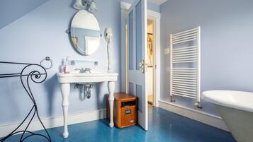 Serviettes fournies, savon, shampoing, papier toilette