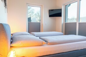 3 dormitorios, tabla de planchar con plancha, cuna de viaje