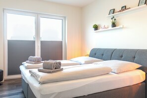 3 chambres, fer et planche à repasser, lit de bébé portatif